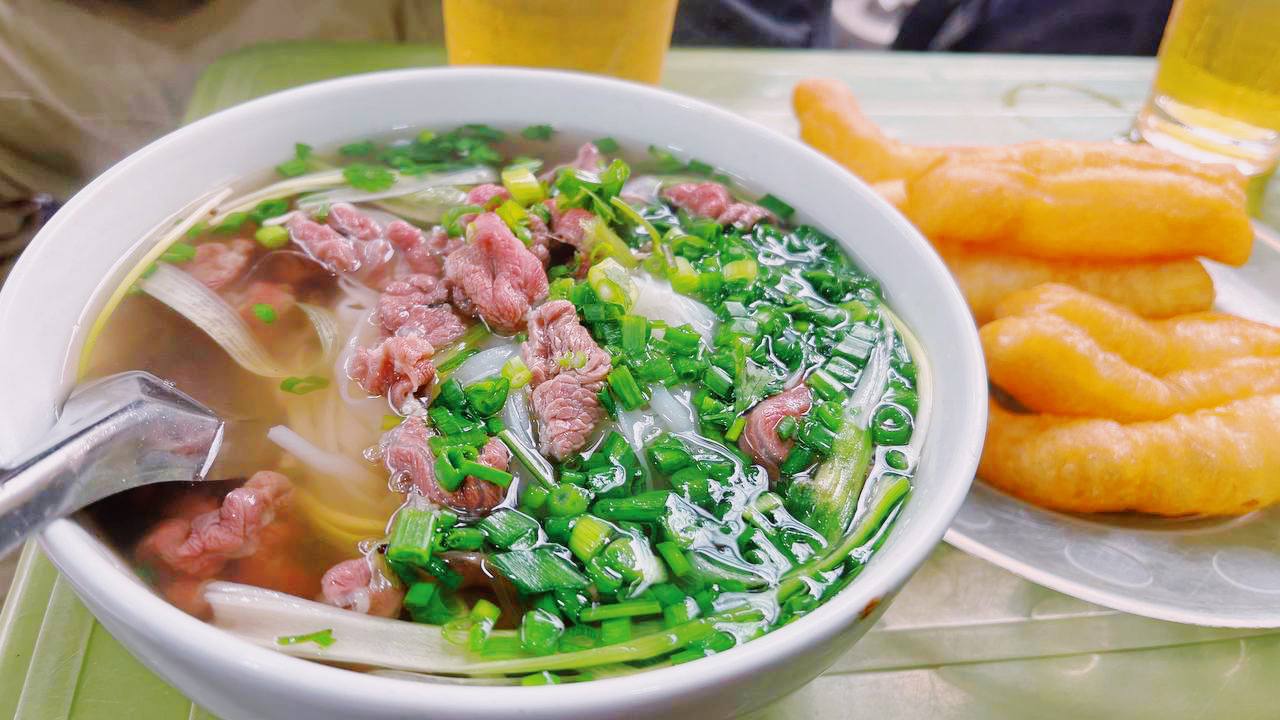 Phở Hà Nội xưa qua ngòi bút của Vũ Bằng: Không chỉ là món ăn mà còn như một thứ nghiện; giống như đọc một áng văn hay, gấp sách lại còn dư âm phảng phất!- Ảnh 1.