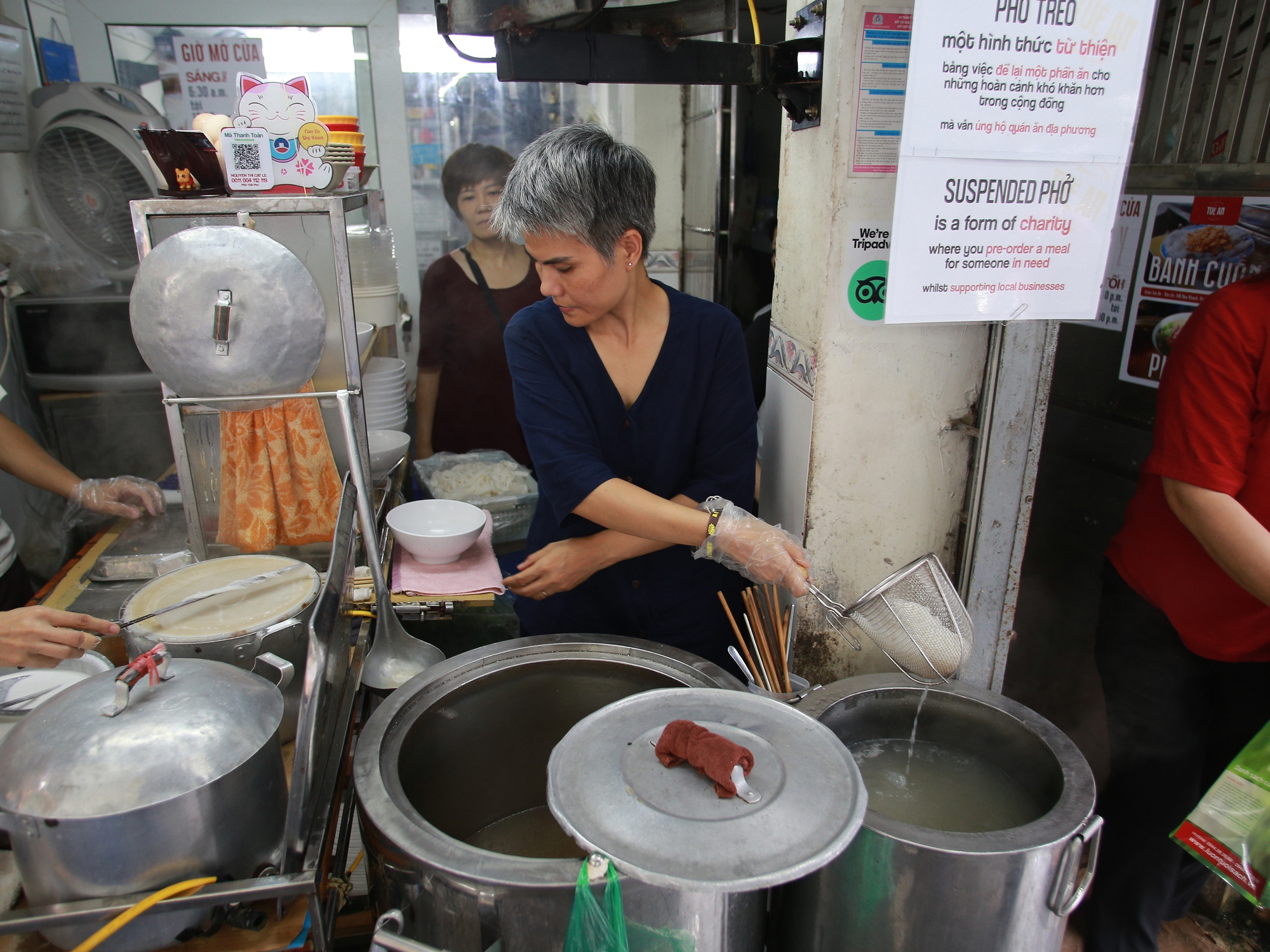 Người phụ nữ đằng sau những bát "phở treo" giữa lòng Hà Nội: Mỗi ngày quán treo 30 bát, khách bắt đầu treo từ bát thứ 31- Ảnh 3.