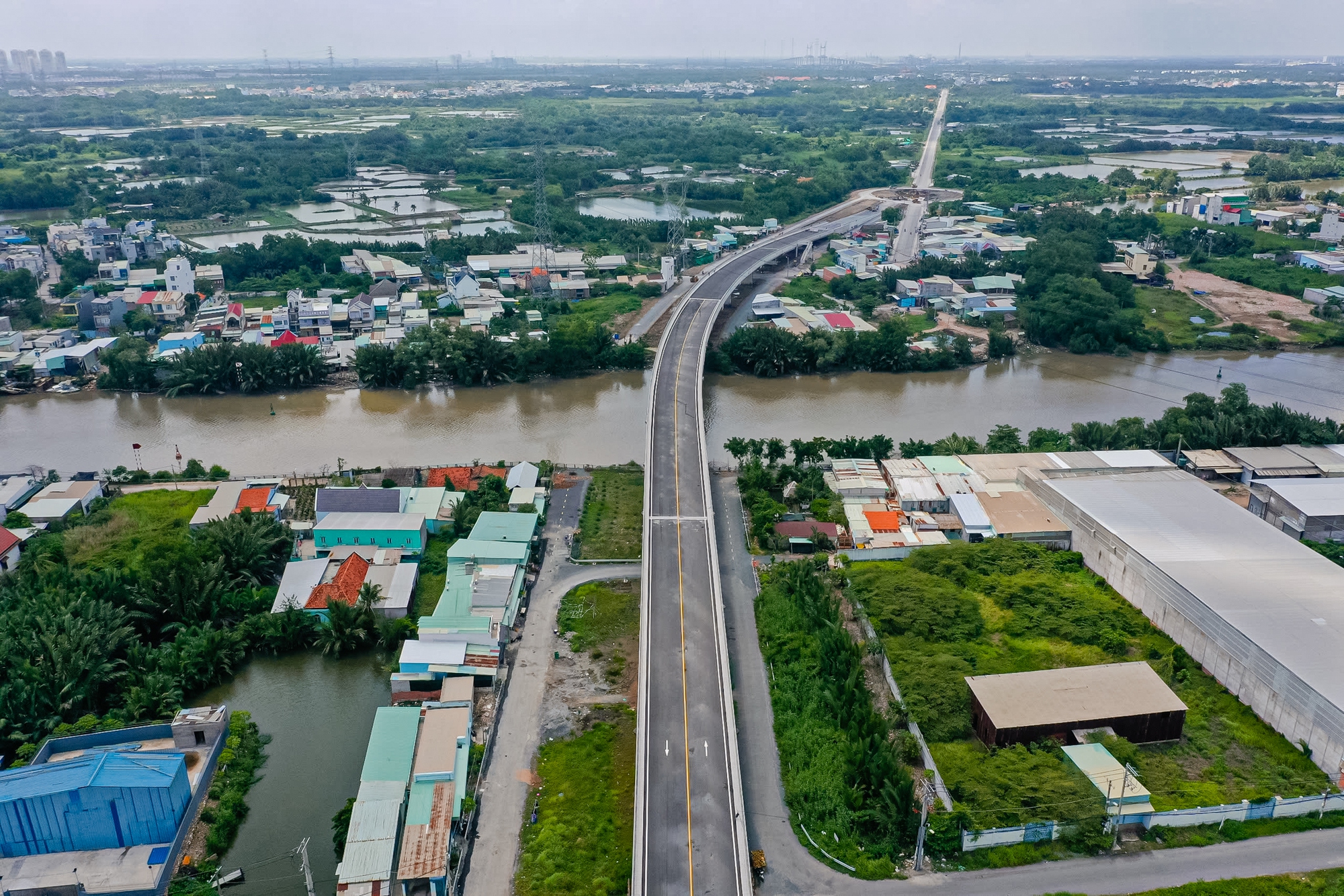 Ảnh: Toàn cảnh cây cầu 500 tỷ rút ngắn quãng đường 10km chỉ còn 500 mét tại TP.HCM - Ảnh 3.