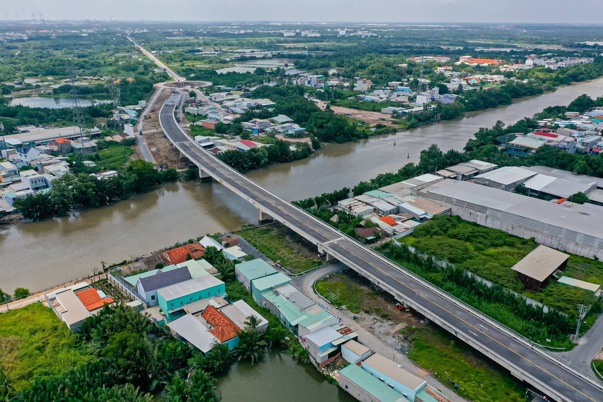 Ảnh: Toàn cảnh cây cầu 500 tỷ rút ngắn quãng đường 10km chỉ còn 500 mét tại TP.HCM - Ảnh 1.