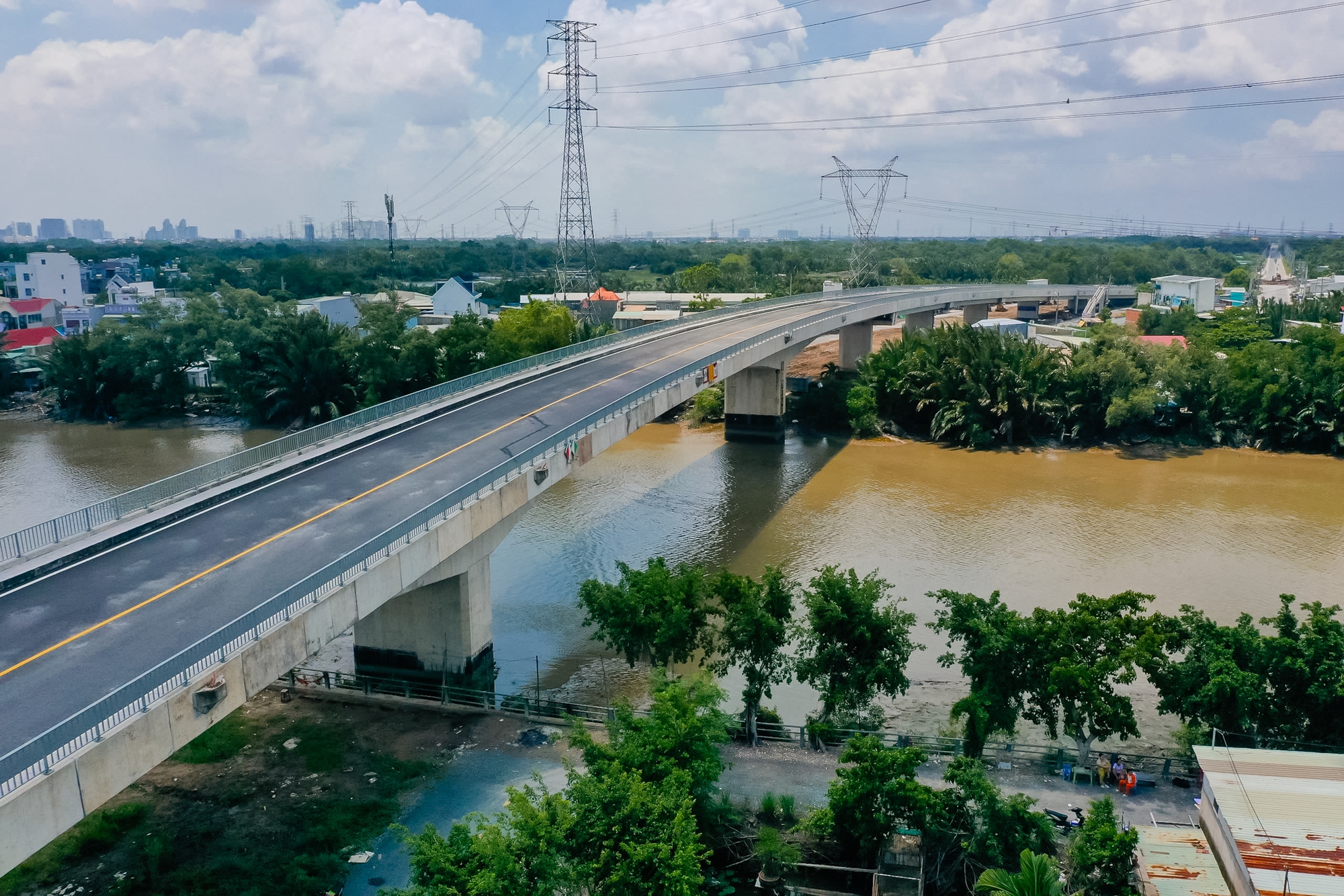 Ảnh: Toàn cảnh cây cầu 500 tỷ rút ngắn quãng đường 10km chỉ còn 500 mét tại TP.HCM - Ảnh 16.