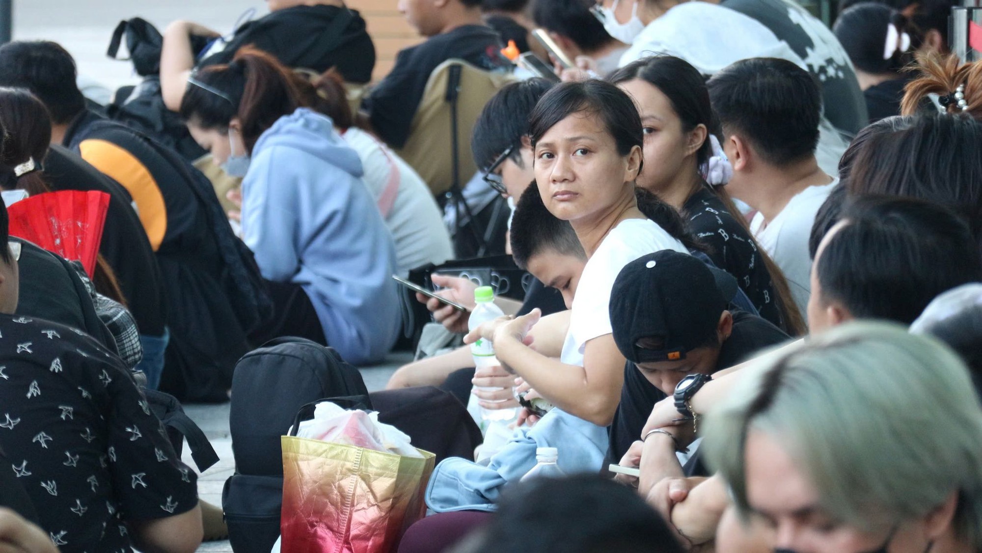 Vì sao hàng trăm người sẵn sàng mang chăn gối, “cắm trại” xuyên đêm chờ mua Labubu: “Cuộc chiến bốc số” diễn ra thế nào?- Ảnh 10.