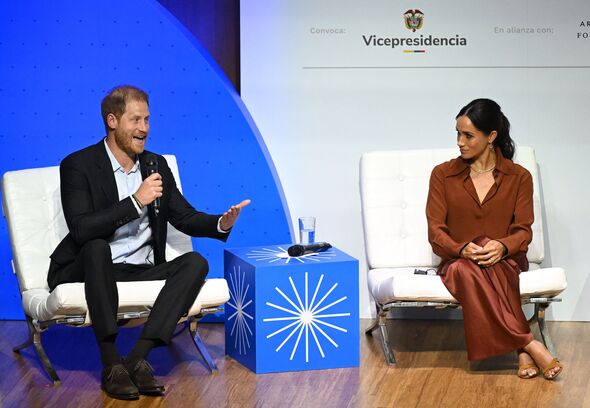 Chuyên gia phân tích ngôn ngữ cơ thể của Harry và Meghan qua những khoảnh khắc trong chuyến đi mới, nói lên điều gì về tình cảm của cặp đôi?- Ảnh 1.