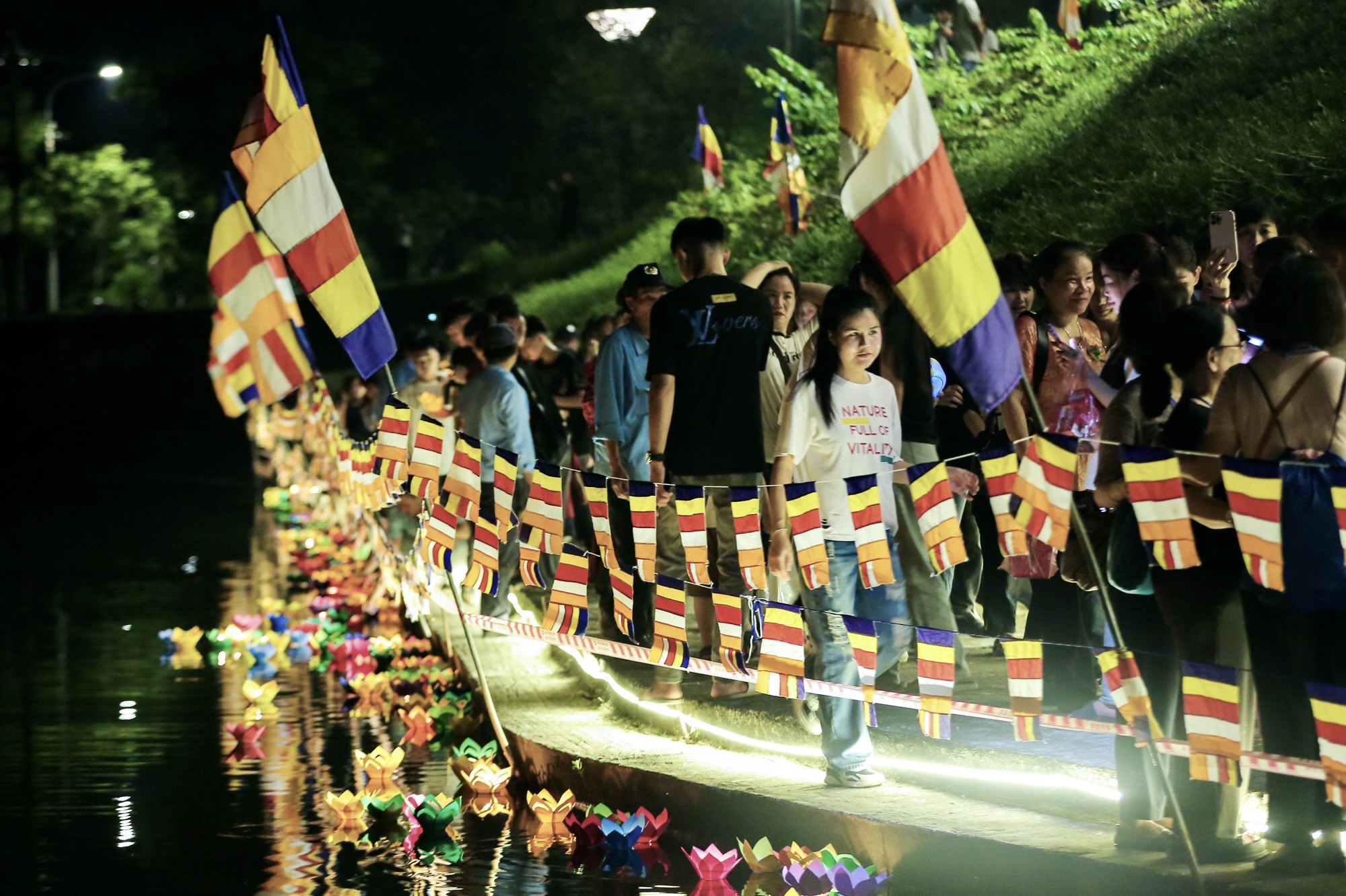 Sau nghi lễ bông hồng cài áo là nghi lễ thả đèn hoa đăng. Theo ý nghĩa của Phật giáo đối với nghi lễ này là cầu cho quốc thái, dân an, mọi nhà đều an lành, hạnh phúc.