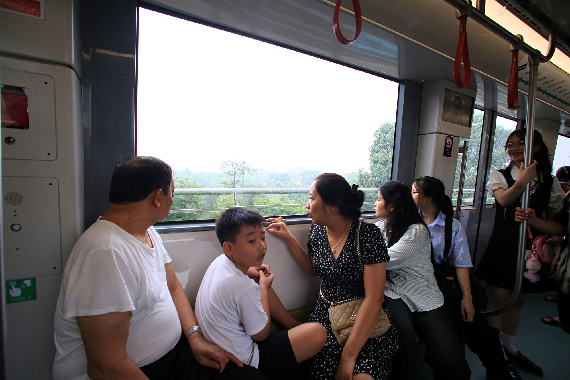 Gia đình 5 người đi hơn 500km ra Hà Nội để trải nghiệm tàu điện tuyến metro Nhổn- Ảnh 11.