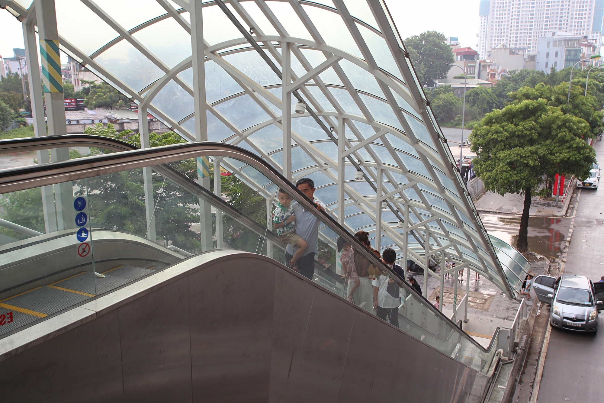 Gia đình 5 người đi hơn 500km ra Hà Nội để trải nghiệm tàu điện tuyến metro Nhổn- Ảnh 2.