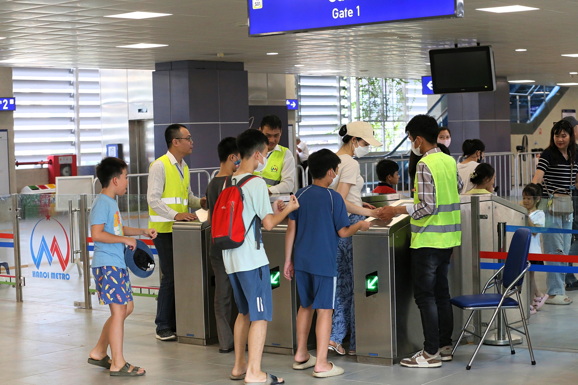 Gia đình 5 người đi hơn 500km ra Hà Nội để trải nghiệm tàu điện tuyến metro Nhổn- Ảnh 3.