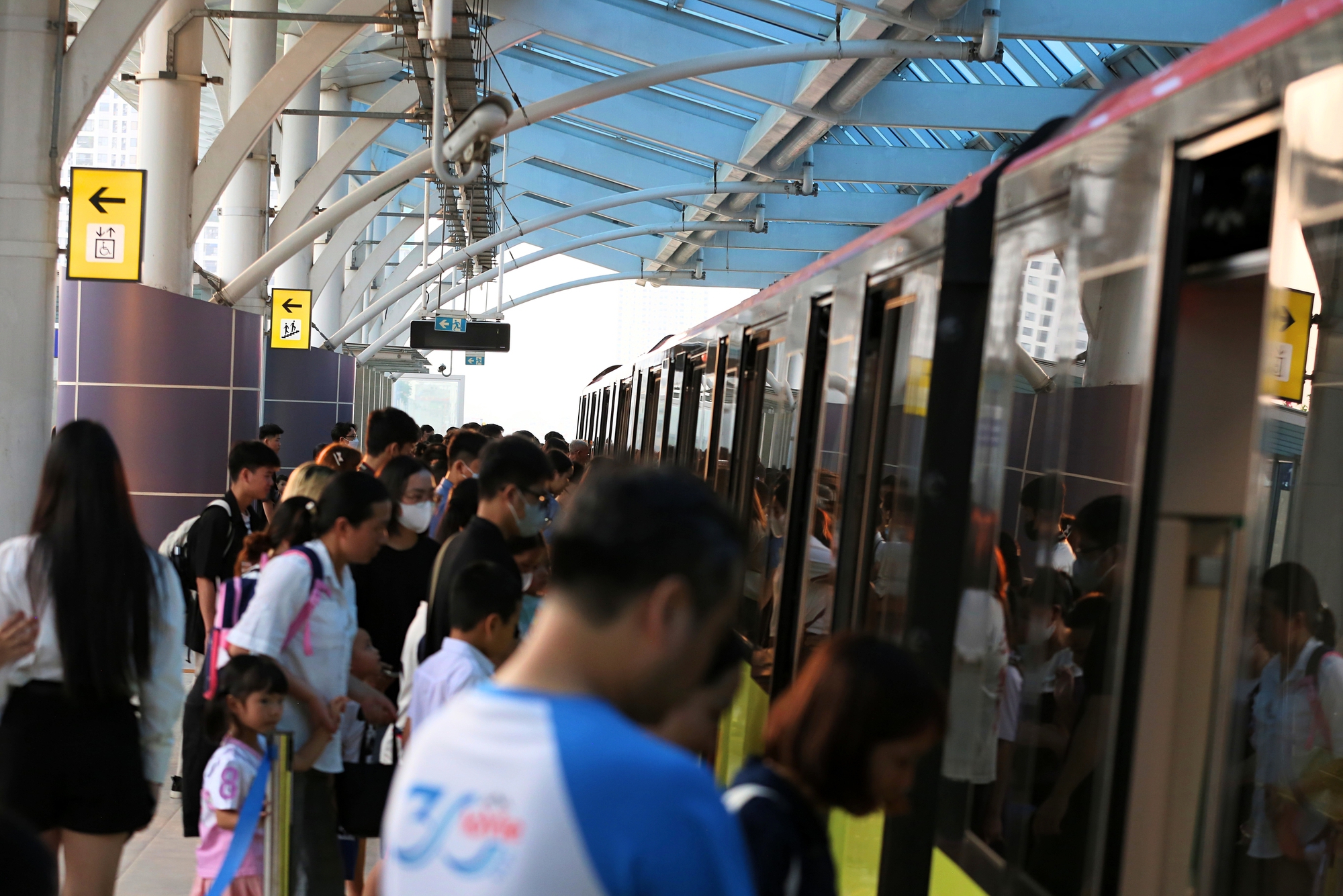 Gia đình 5 người đi hơn 500km ra Hà Nội để trải nghiệm tàu điện tuyến metro Nhổn- Ảnh 5.