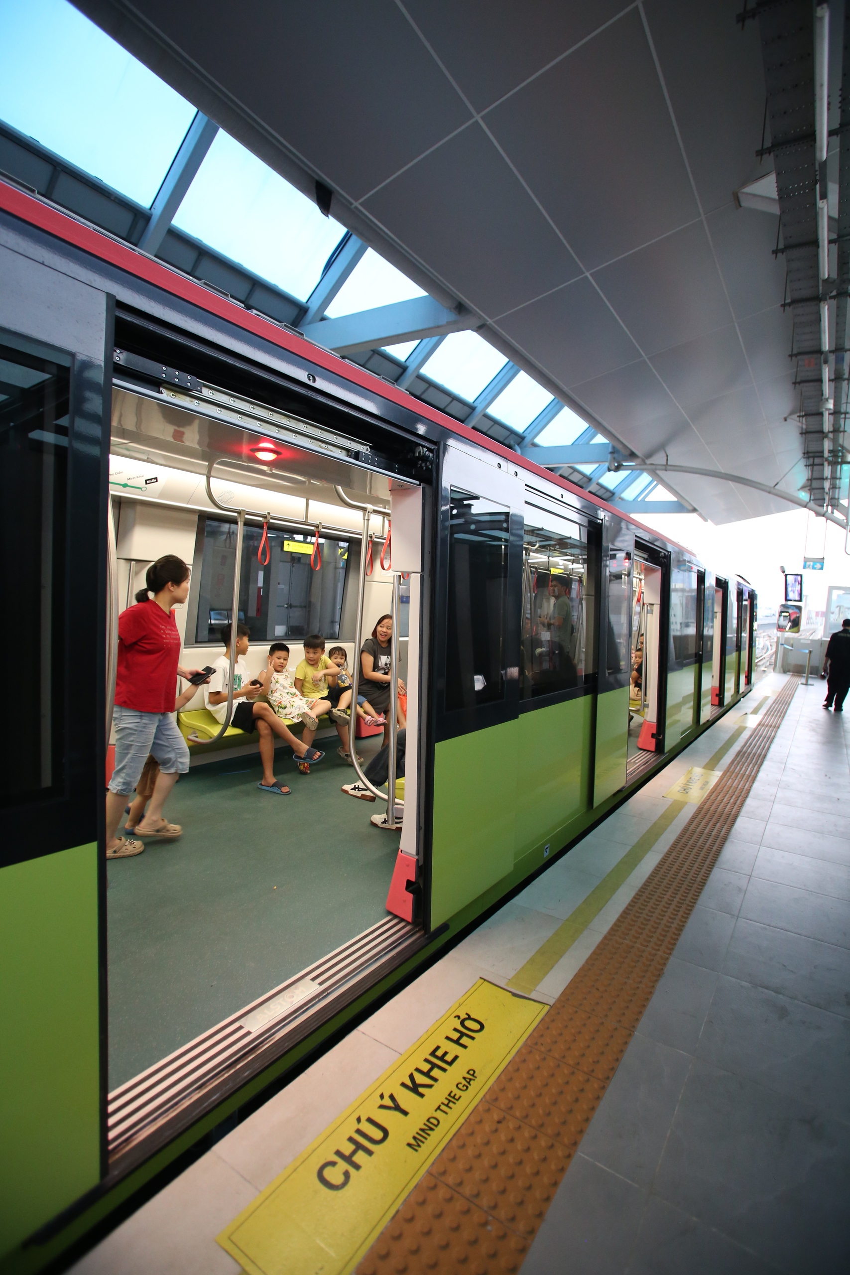 Gia đình 5 người đi hơn 500km ra Hà Nội để trải nghiệm tàu điện tuyến metro Nhổn- Ảnh 12.