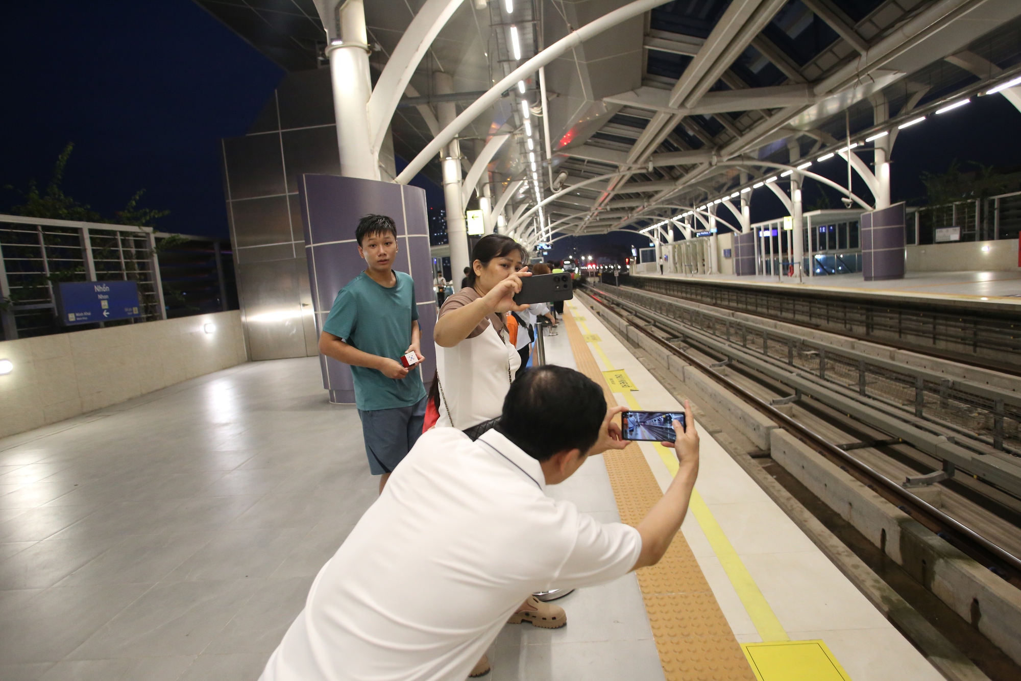 Gia đình 5 người đi hơn 500km ra Hà Nội để trải nghiệm tàu điện tuyến metro Nhổn- Ảnh 6.