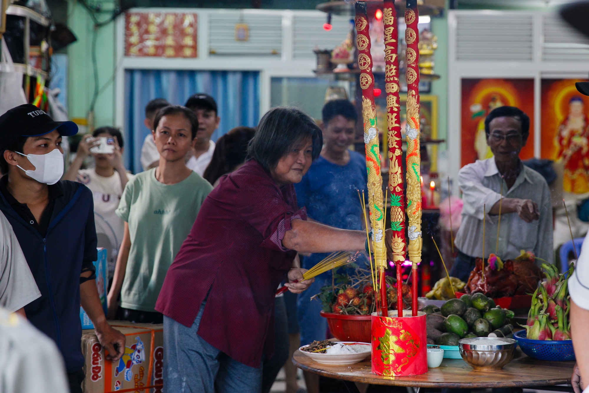 TP.HCM: Hàng trăm thanh niên mang "đồ nghề" vật vờ xuyên trưa chờ giật cô hồn, quyết định của chủ nhà khiến tất cả... giải tán- Ảnh 17.