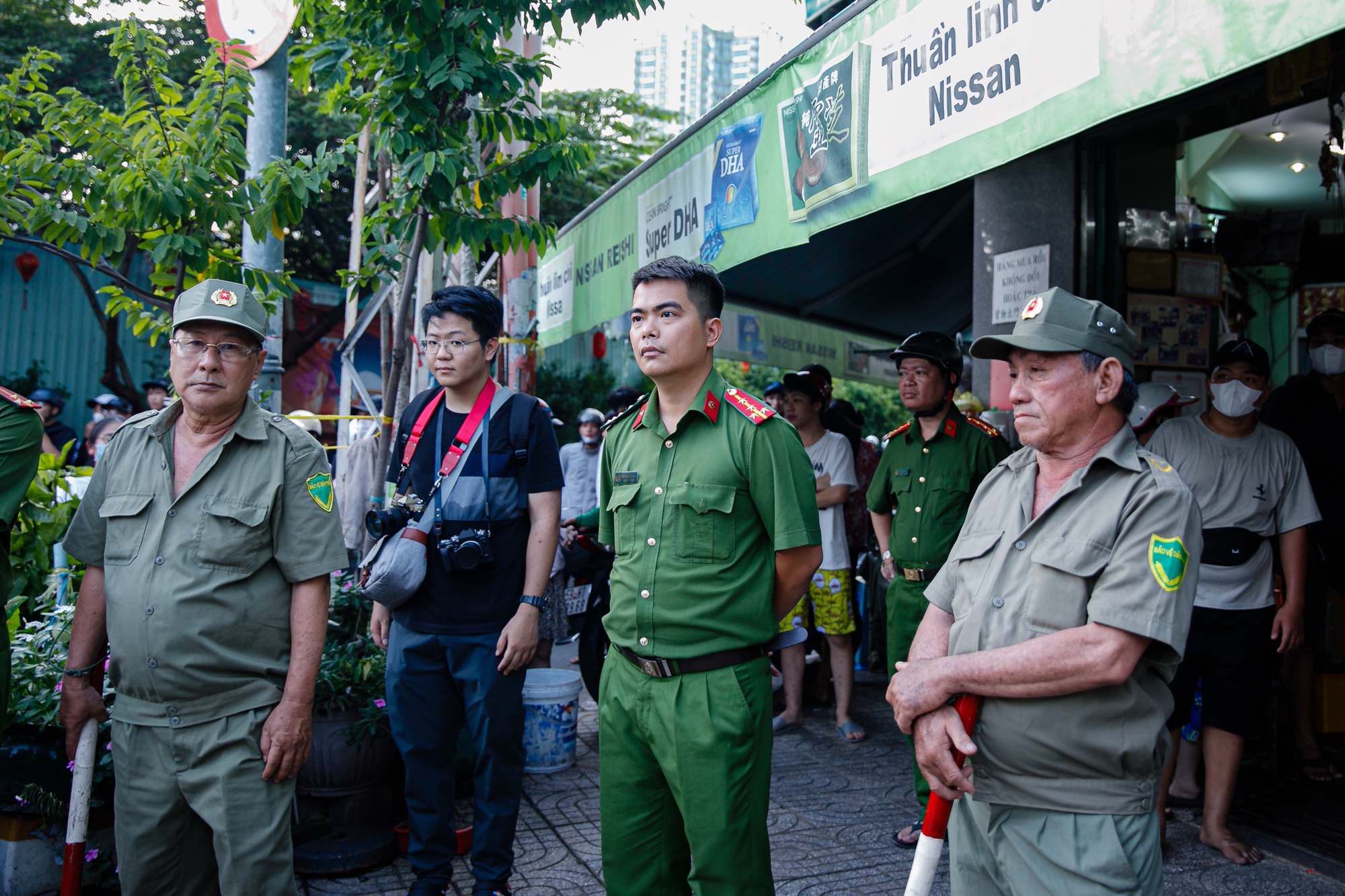 TP.HCM: Hàng trăm thanh niên mang "đồ nghề" vật vờ xuyên trưa chờ giật cô hồn, quyết định của chủ nhà khiến tất cả... giải tán- Ảnh 13.