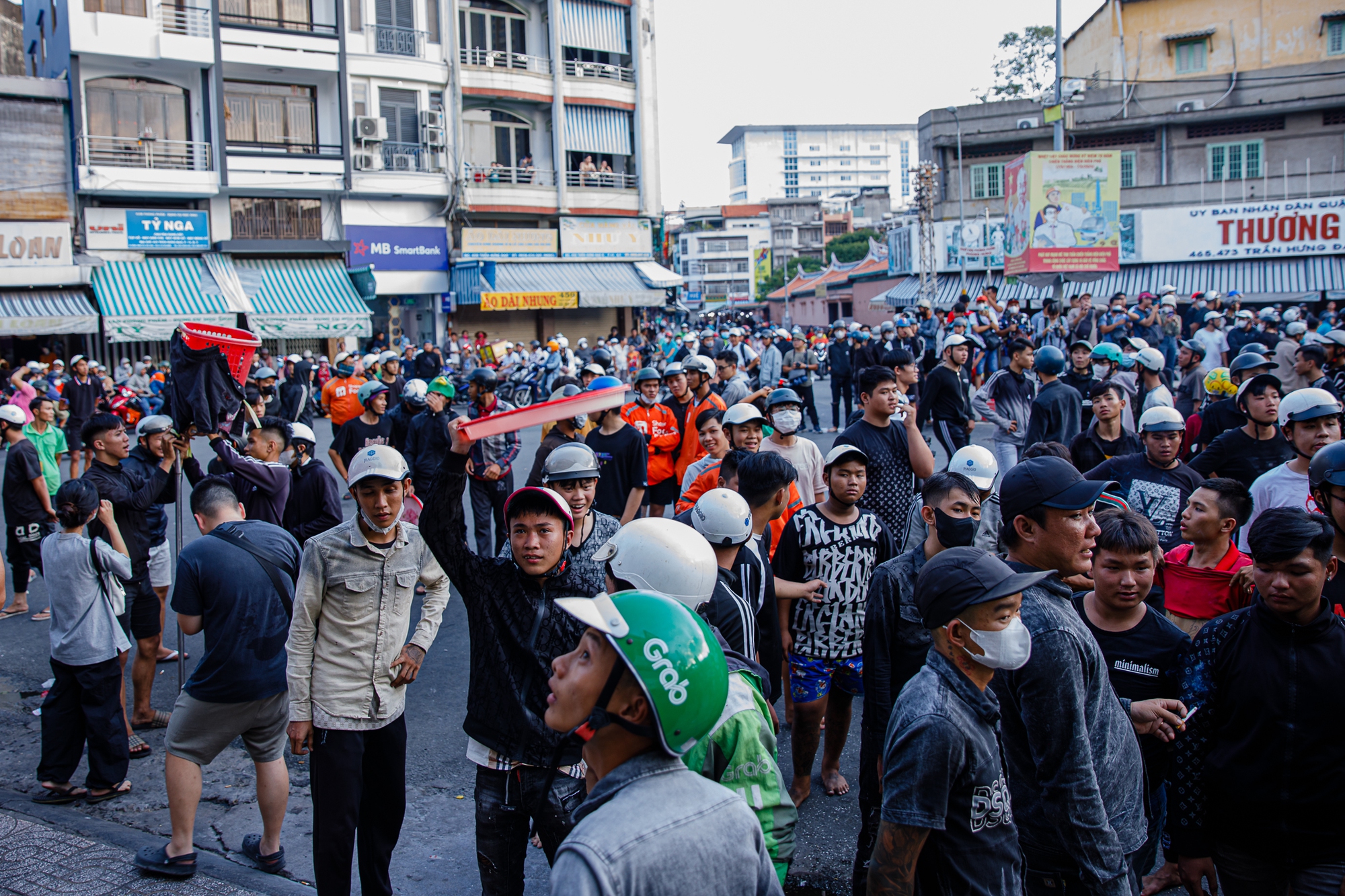 TP.HCM: Hàng trăm thanh niên mang "đồ nghề" vật vờ xuyên trưa chờ giật cô hồn, quyết định của chủ nhà khiến tất cả... giải tán- Ảnh 2.