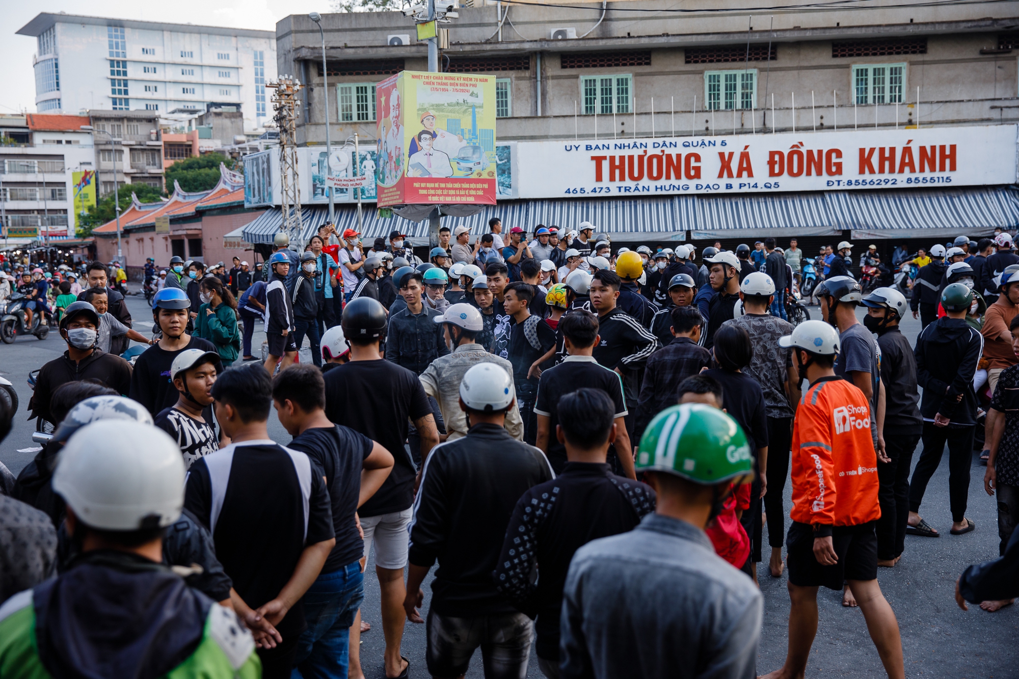 TP.HCM: Hàng trăm thanh niên mang "đồ nghề" vật vờ xuyên trưa chờ giật cô hồn, quyết định của chủ nhà khiến tất cả... giải tán- Ảnh 5.