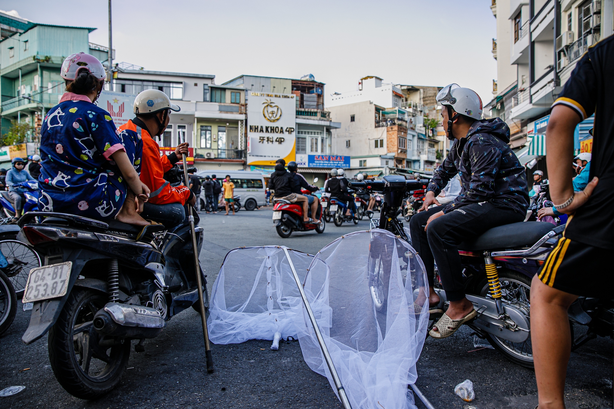 TP.HCM: Hàng trăm thanh niên mang "đồ nghề" vật vờ xuyên trưa chờ giật cô hồn, quyết định của chủ nhà khiến tất cả... giải tán- Ảnh 10.