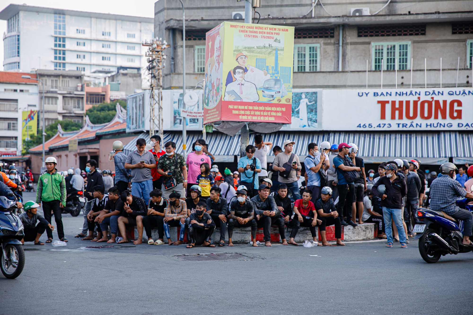 TP.HCM: Hàng trăm thanh niên mang "đồ nghề" vật vờ xuyên trưa chờ giật cô hồn, quyết định của chủ nhà khiến tất cả... giải tán- Ảnh 3.