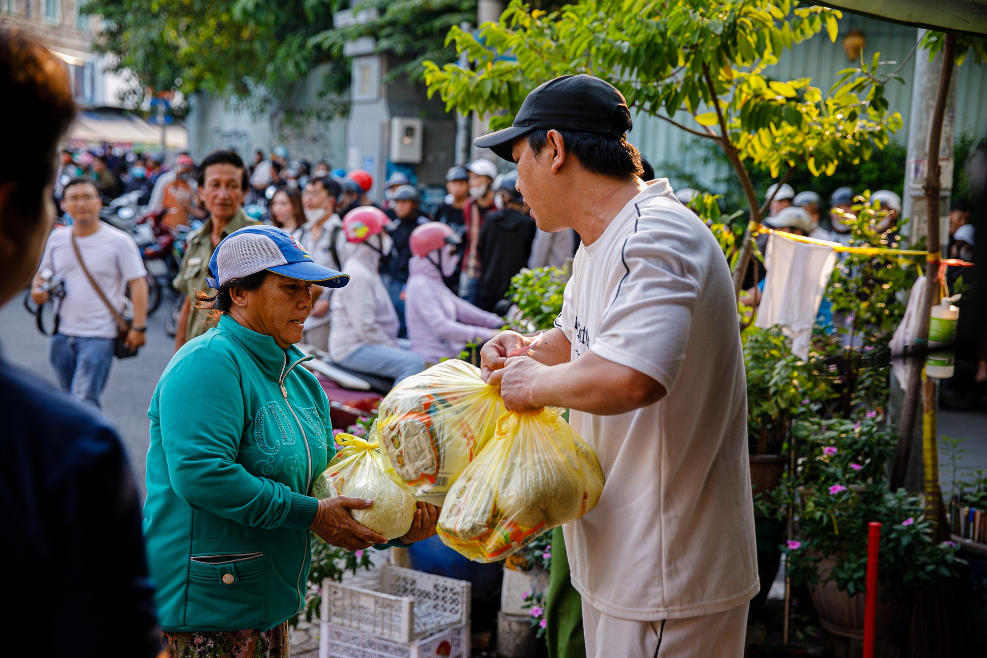 TP.HCM: Hàng trăm thanh niên mang "đồ nghề" vật vờ xuyên trưa chờ giật cô hồn, quyết định của chủ nhà khiến tất cả... giải tán- Ảnh 19.