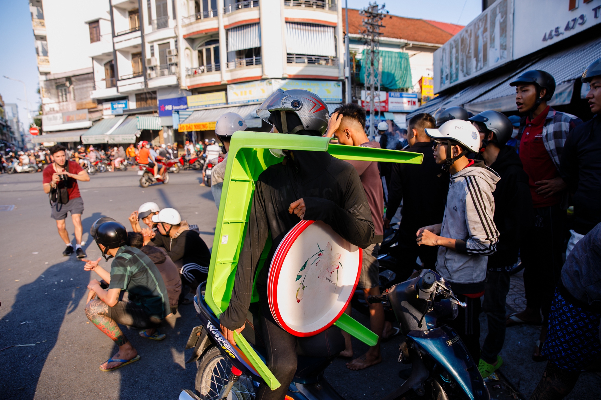 TP.HCM: Hàng trăm thanh niên mang "đồ nghề" vật vờ xuyên trưa chờ giật cô hồn, quyết định của chủ nhà khiến tất cả... giải tán- Ảnh 7.