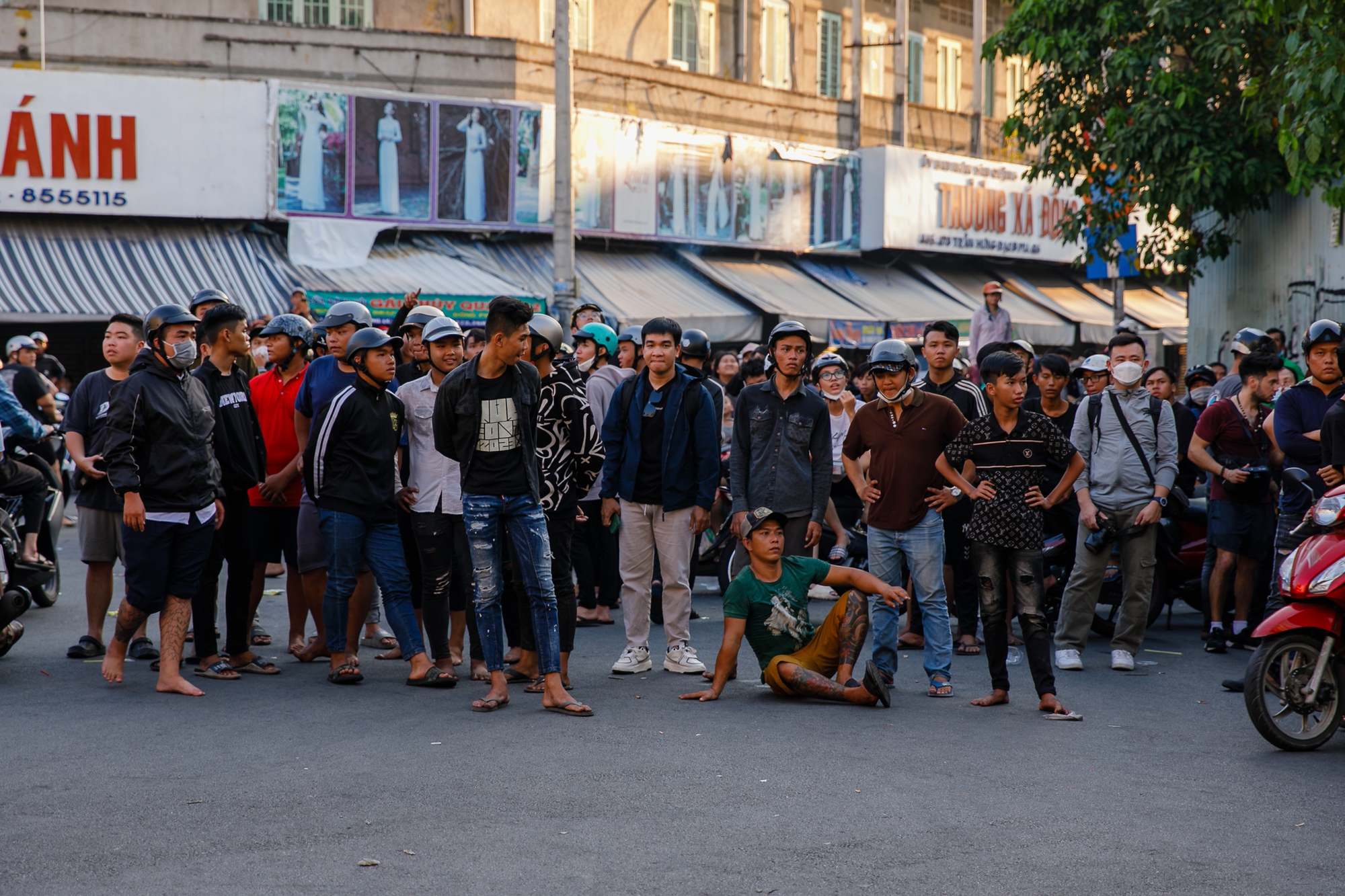 TP.HCM: Hàng trăm thanh niên mang "đồ nghề" vật vờ xuyên trưa chờ giật cô hồn, quyết định của chủ nhà khiến tất cả... giải tán- Ảnh 4.