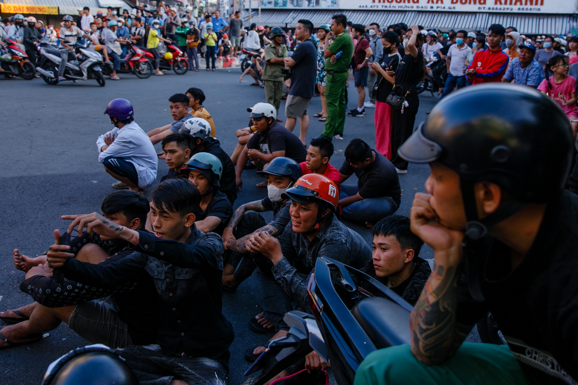 TP.HCM: Hàng trăm thanh niên mang "đồ nghề" vật vờ xuyên trưa chờ giật cô hồn, quyết định của chủ nhà khiến tất cả... giải tán- Ảnh 16.