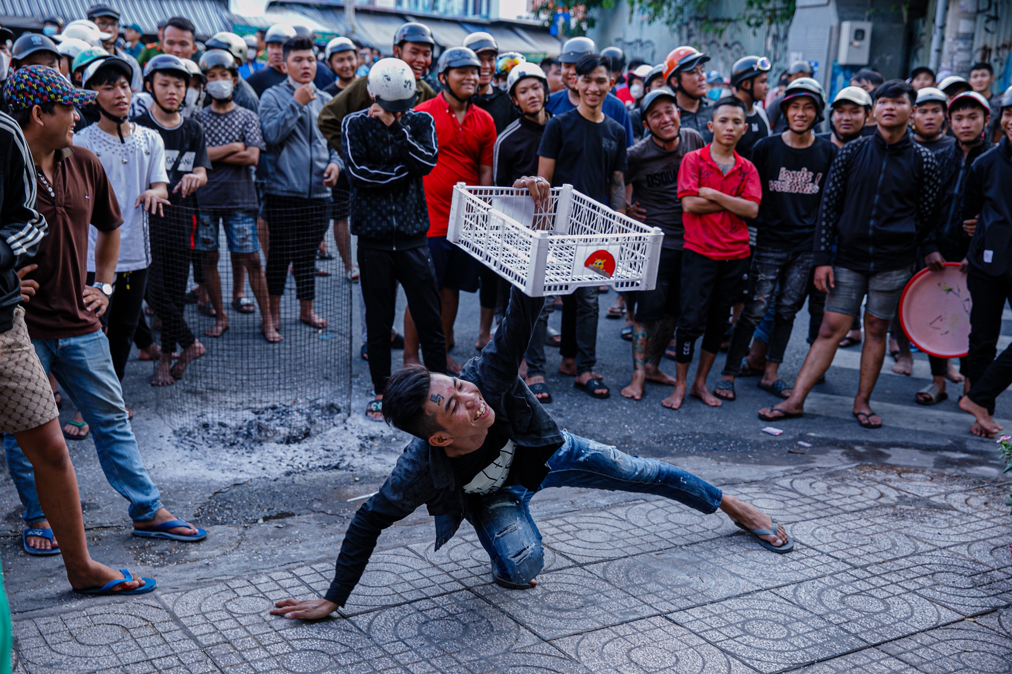 TP.HCM: Hàng trăm thanh niên mang "đồ nghề" vật vờ xuyên trưa chờ giật cô hồn, quyết định của chủ nhà khiến tất cả... giải tán- Ảnh 22.