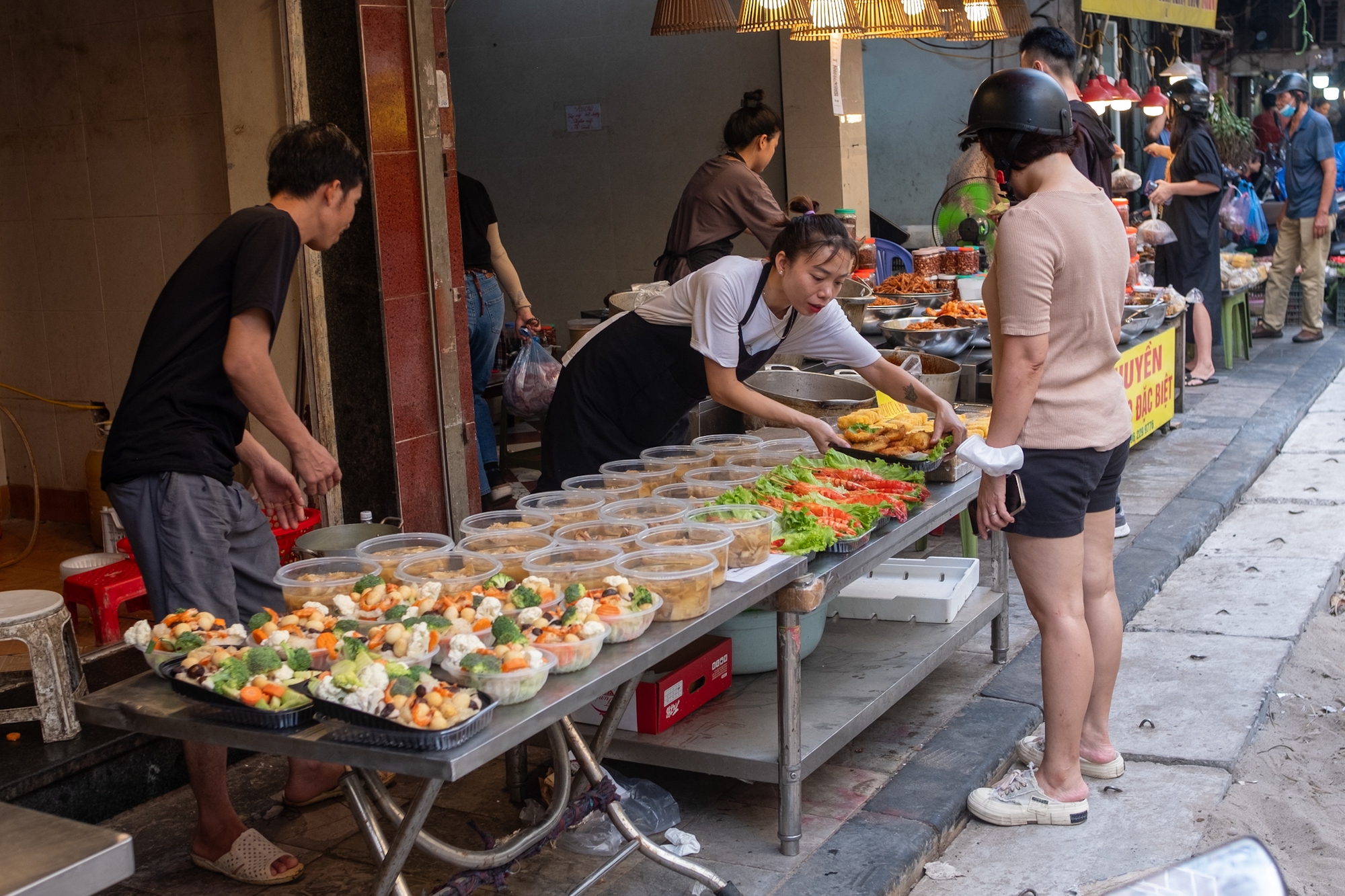 Người Hà Nội chen chân mua đồ lễ ở khu "chợ nhà giàu" từ sớm Rằm tháng Bảy- Ảnh 12.