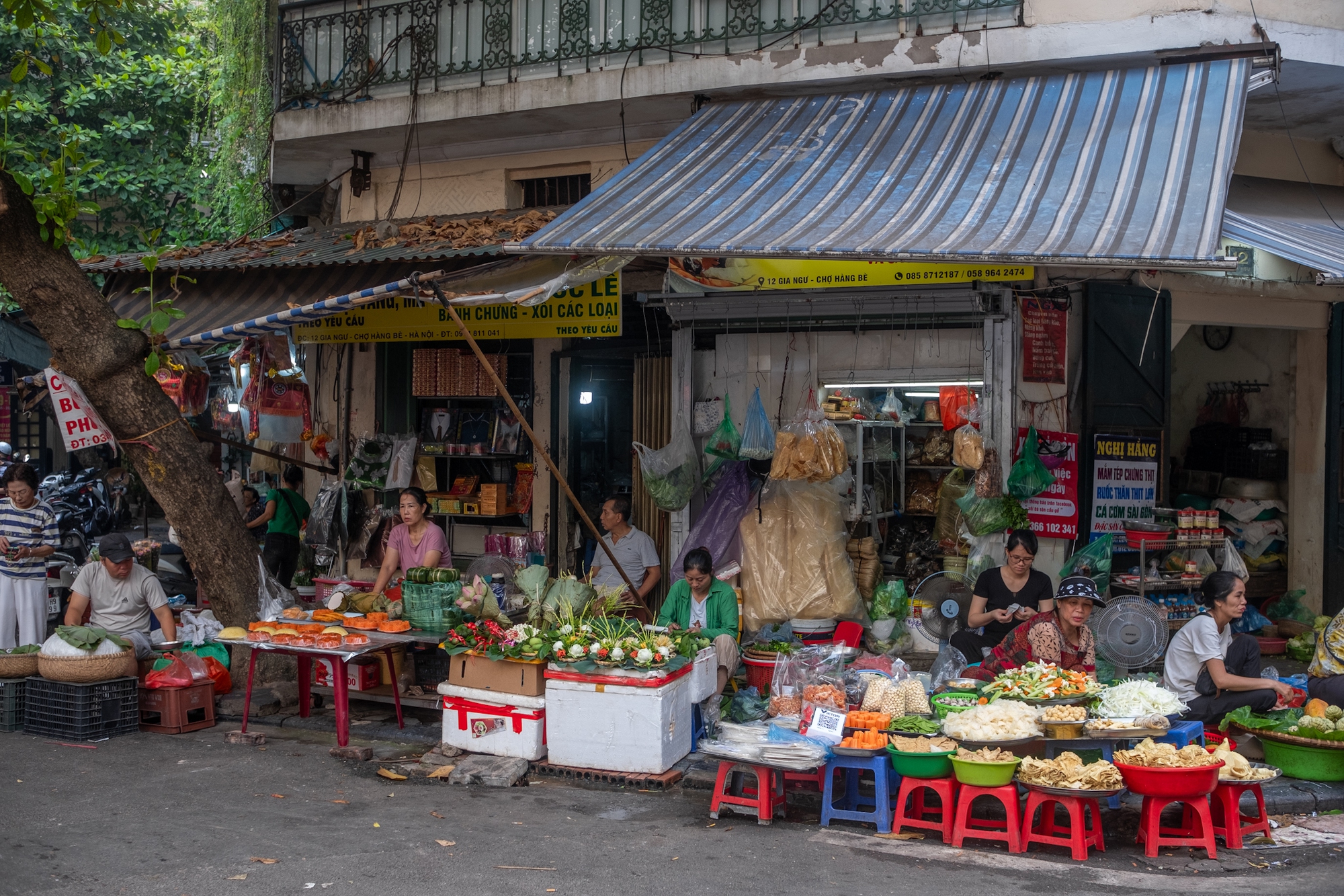 Người Hà Nội chen chân mua đồ lễ ở khu "chợ nhà giàu" từ sớm Rằm tháng Bảy- Ảnh 11.