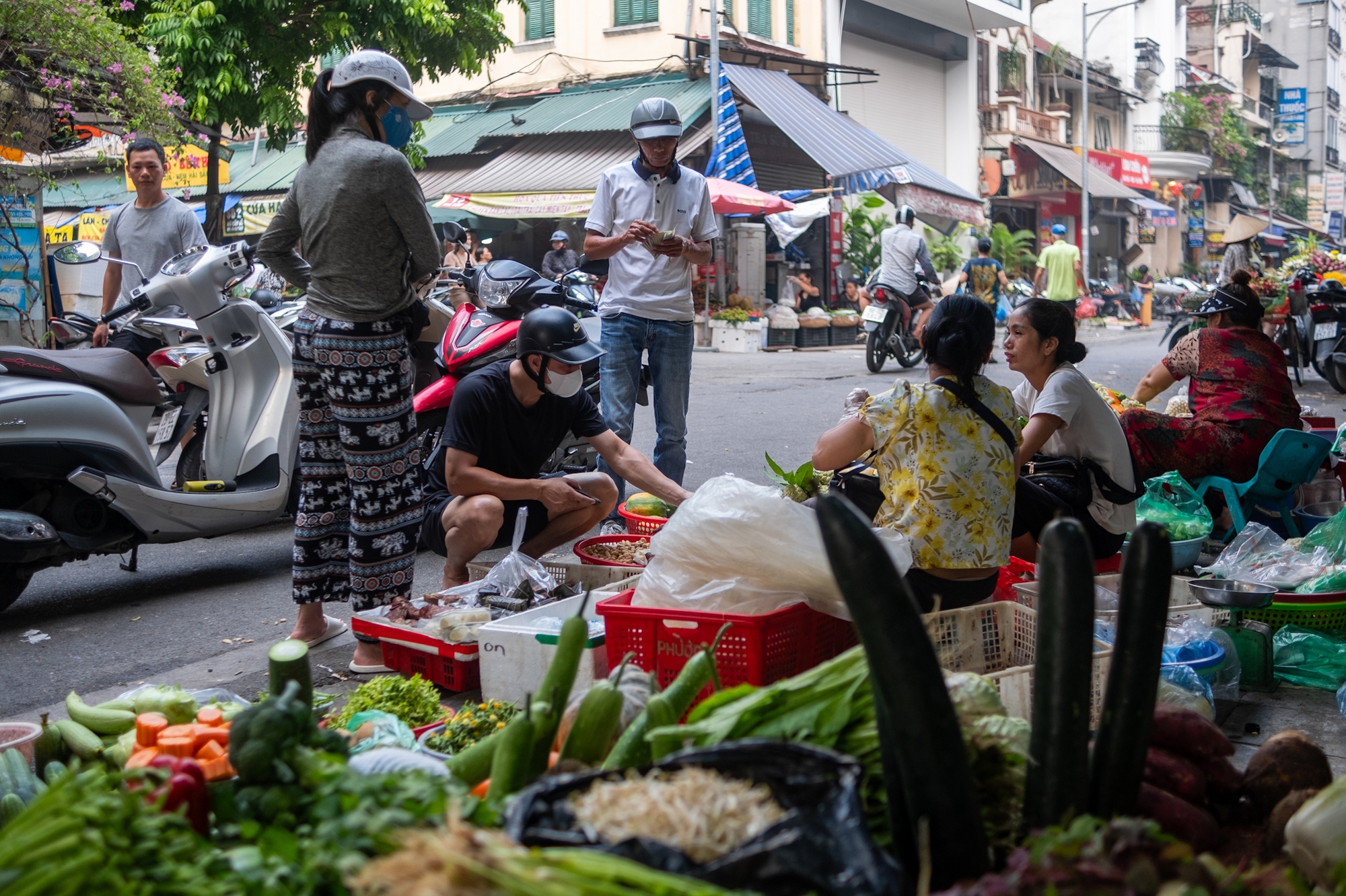 Người Hà Nội chen chân mua đồ lễ ở khu "chợ nhà giàu" từ sớm Rằm tháng Bảy- Ảnh 2.