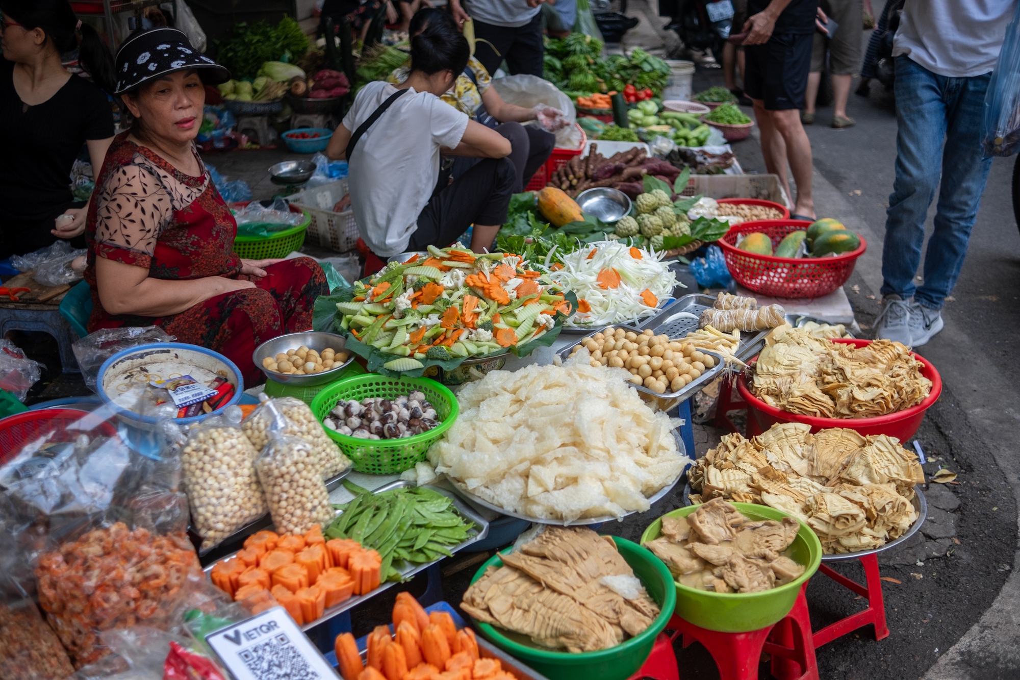 Người Hà Nội chen chân mua đồ lễ ở khu "chợ nhà giàu" từ sớm Rằm tháng Bảy- Ảnh 10.