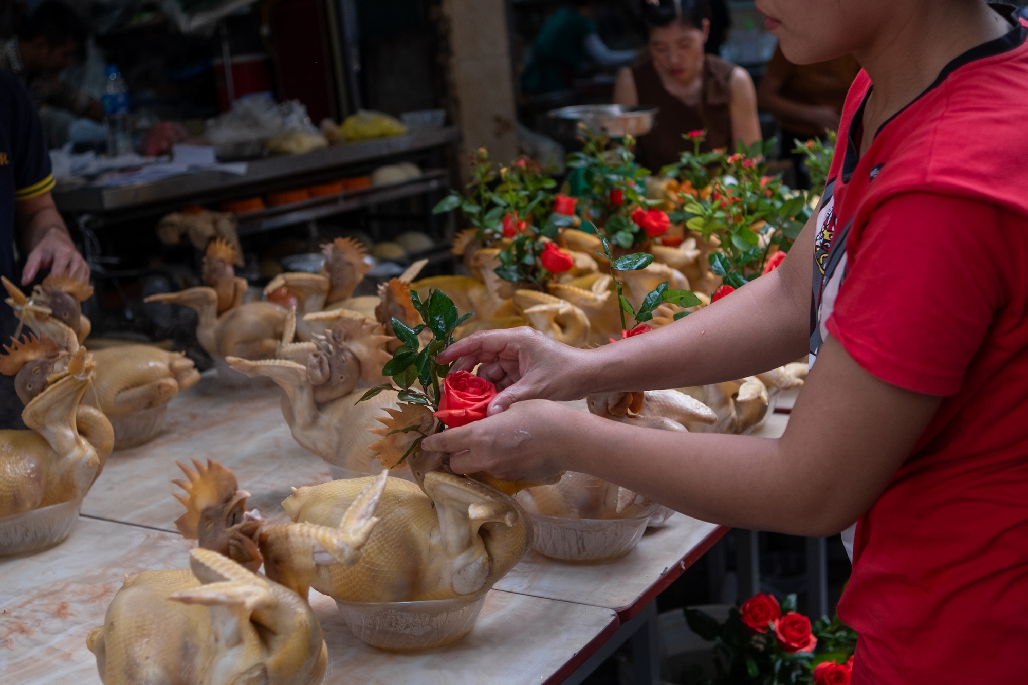 Người Hà Nội chen chân mua đồ lễ ở khu "chợ nhà giàu" từ sớm Rằm tháng Bảy- Ảnh 9.