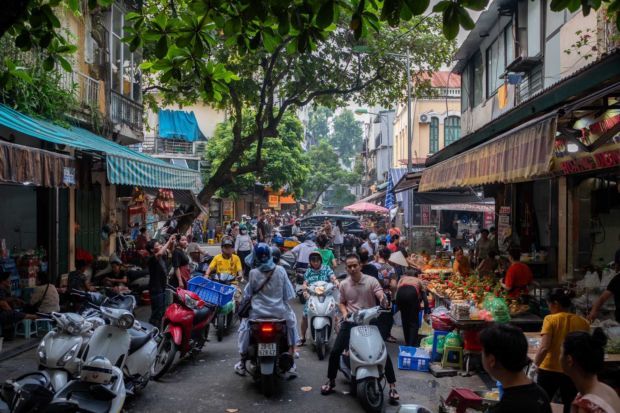 Người Hà Nội chen chân mua đồ lễ ở khu "chợ nhà giàu" từ sớm Rằm tháng Bảy- Ảnh 1.