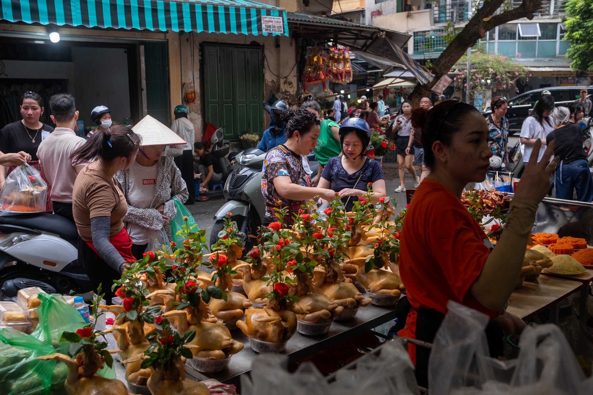 Người Hà Nội chen chân mua đồ lễ ở khu "chợ nhà giàu" từ sớm Rằm tháng Bảy- Ảnh 6.