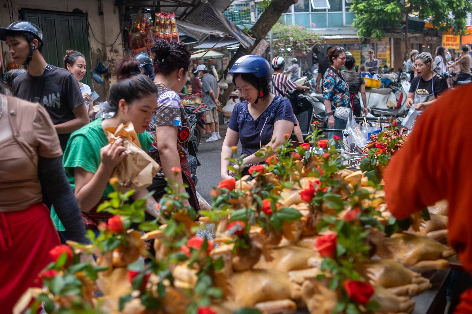 Người Hà Nội chen chân mua đồ lễ ở khu "chợ nhà giàu" từ sớm Rằm tháng Bảy- Ảnh 7.