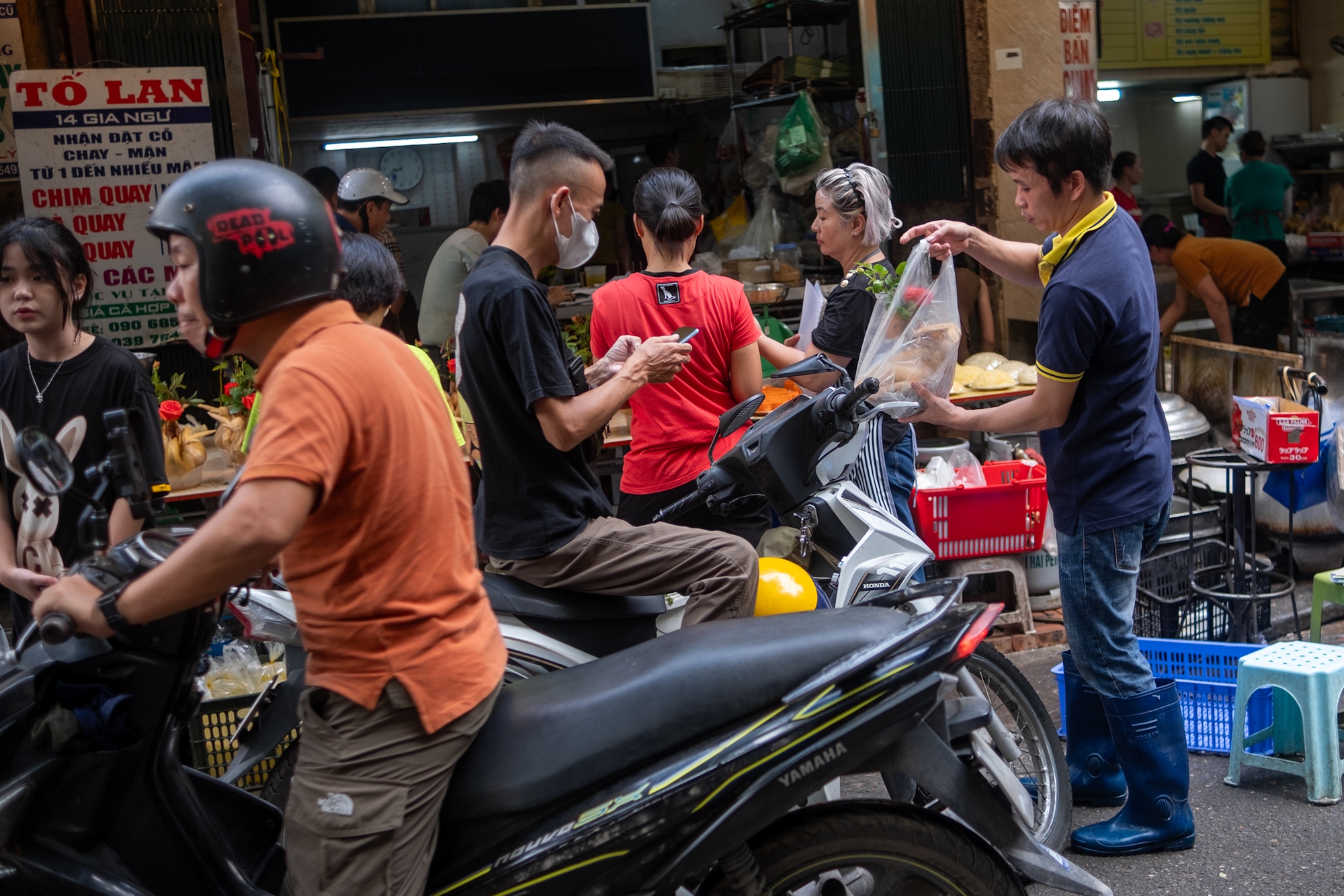 Người Hà Nội chen chân mua đồ lễ ở khu "chợ nhà giàu" từ sớm Rằm tháng Bảy- Ảnh 3.