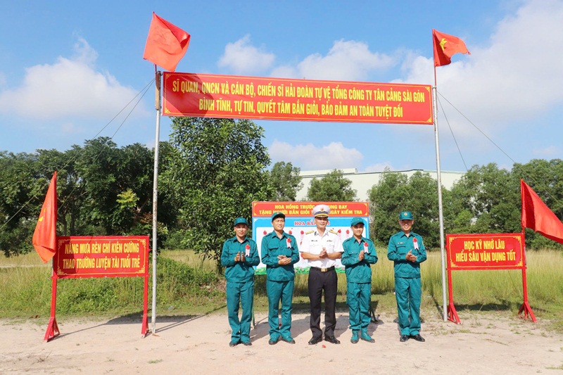 Hải đoàn Tự vệ Tổng công ty Tân cảng Sài Gòn kiểm tra bắn đạn thật súng tiểu liên AK- Ảnh 6.