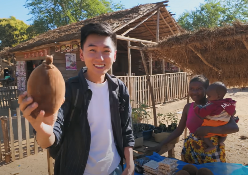 Theo chân Khoai Lang Thang khám phá ẩm thực đường phố nơi Quang Linh Vlogs sinh sống- Ảnh 5.