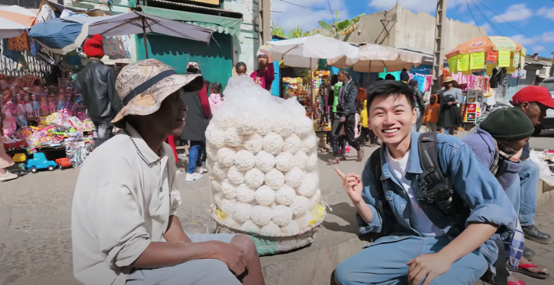 Theo chân Khoai Lang Thang khám phá ẩm thực đường phố nơi Quang Linh Vlogs sinh sống- Ảnh 47.