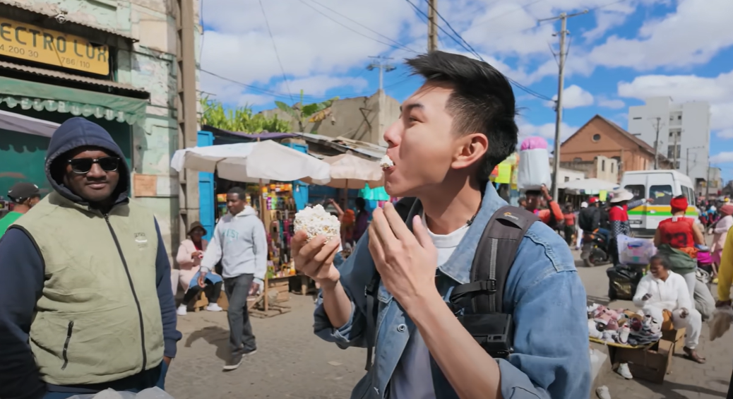 Theo chân Khoai Lang Thang khám phá ẩm thực đường phố nơi Quang Linh Vlogs sinh sống- Ảnh 49.