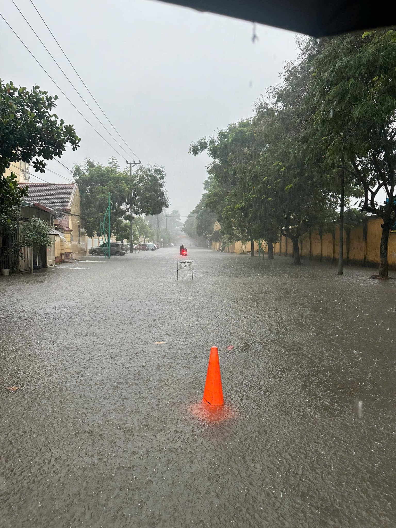 Nhiều tuyến đường ở Thái Nguyên ngập sâu trong biển nước- Ảnh 7.