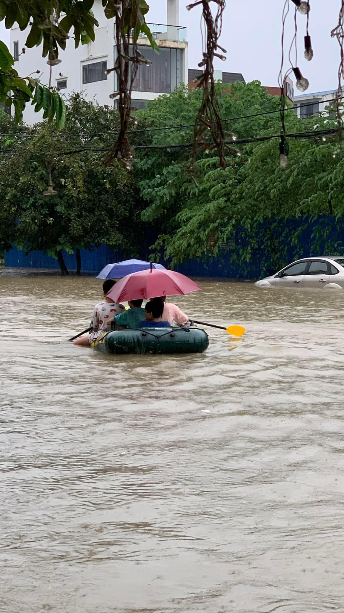 Nhiều tuyến đường ở Thái Nguyên ngập sâu trong biển nước- Ảnh 1.