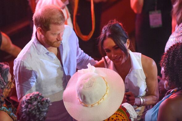 Harry và Meghan chi gần 50 tỷ đồng cho chuyến thăm quốc tế được đánh giá là "thành công rực rỡ"- Ảnh 2.