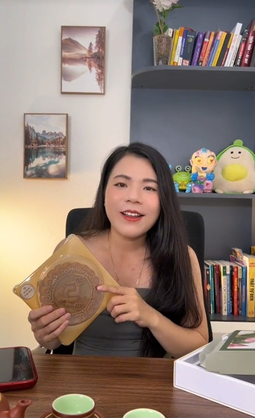 Dân tình đua nhau review bánh Trung thu của Quang Linh Vlogs: Vị mochi chà bông được khen hết lời, có người săn 3 phiên live mới mua được - Ảnh 11.