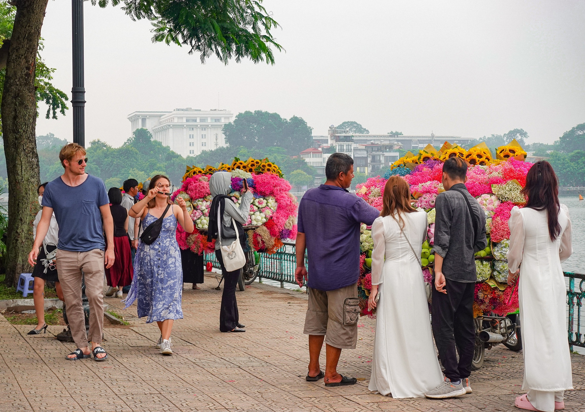 Hết nóng rồi: Dân tình Hà Nội tranh thủ đi "hít hà mùa thu", 3 địa điểm cực đông "nàng thơ" nhân ngày trời đẹp- Ảnh 15.