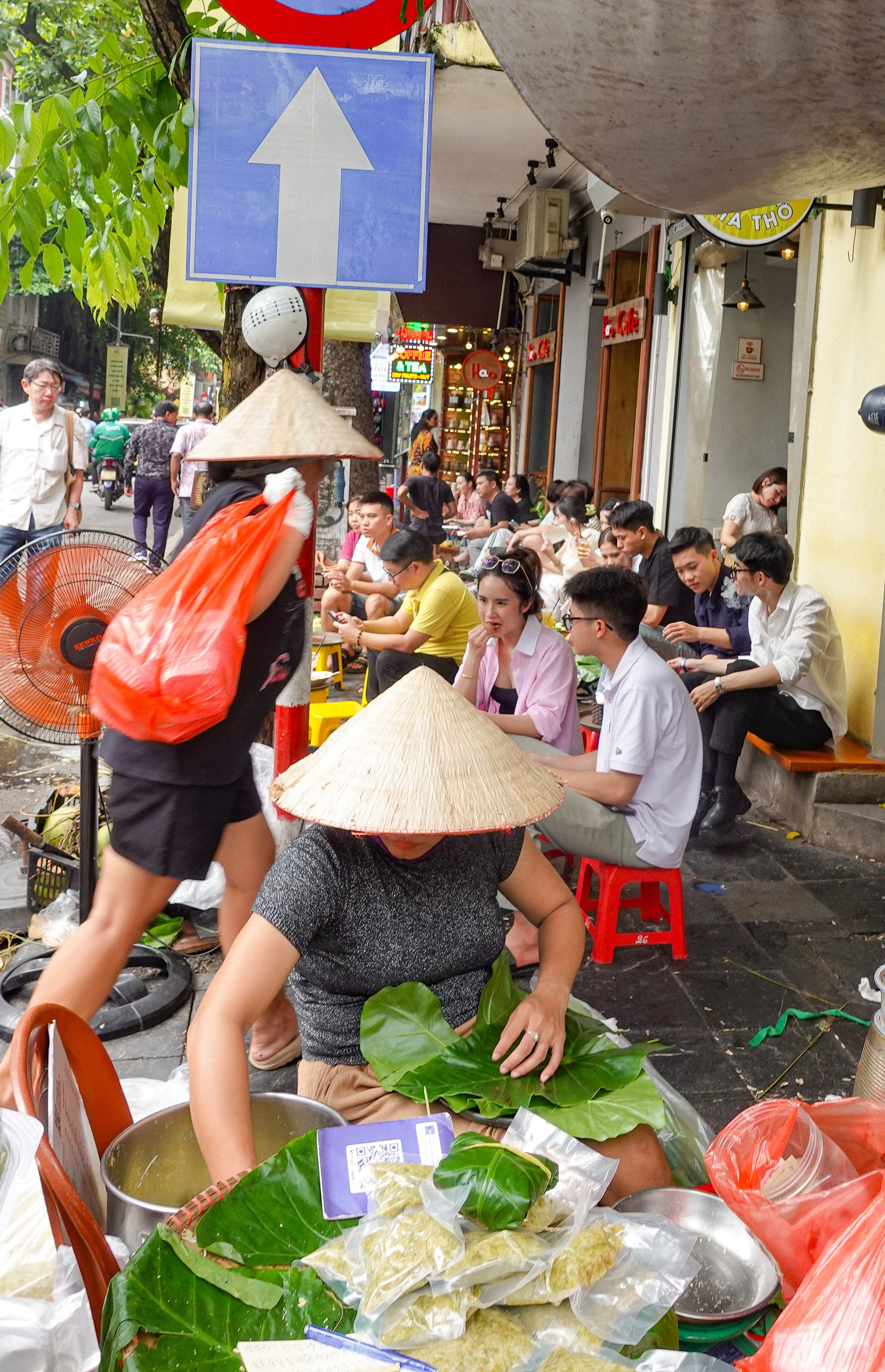 Hết nóng rồi: Dân tình Hà Nội tranh thủ đi "hít hà mùa thu", 3 địa điểm cực đông "nàng thơ" nhân ngày trời đẹp- Ảnh 16.