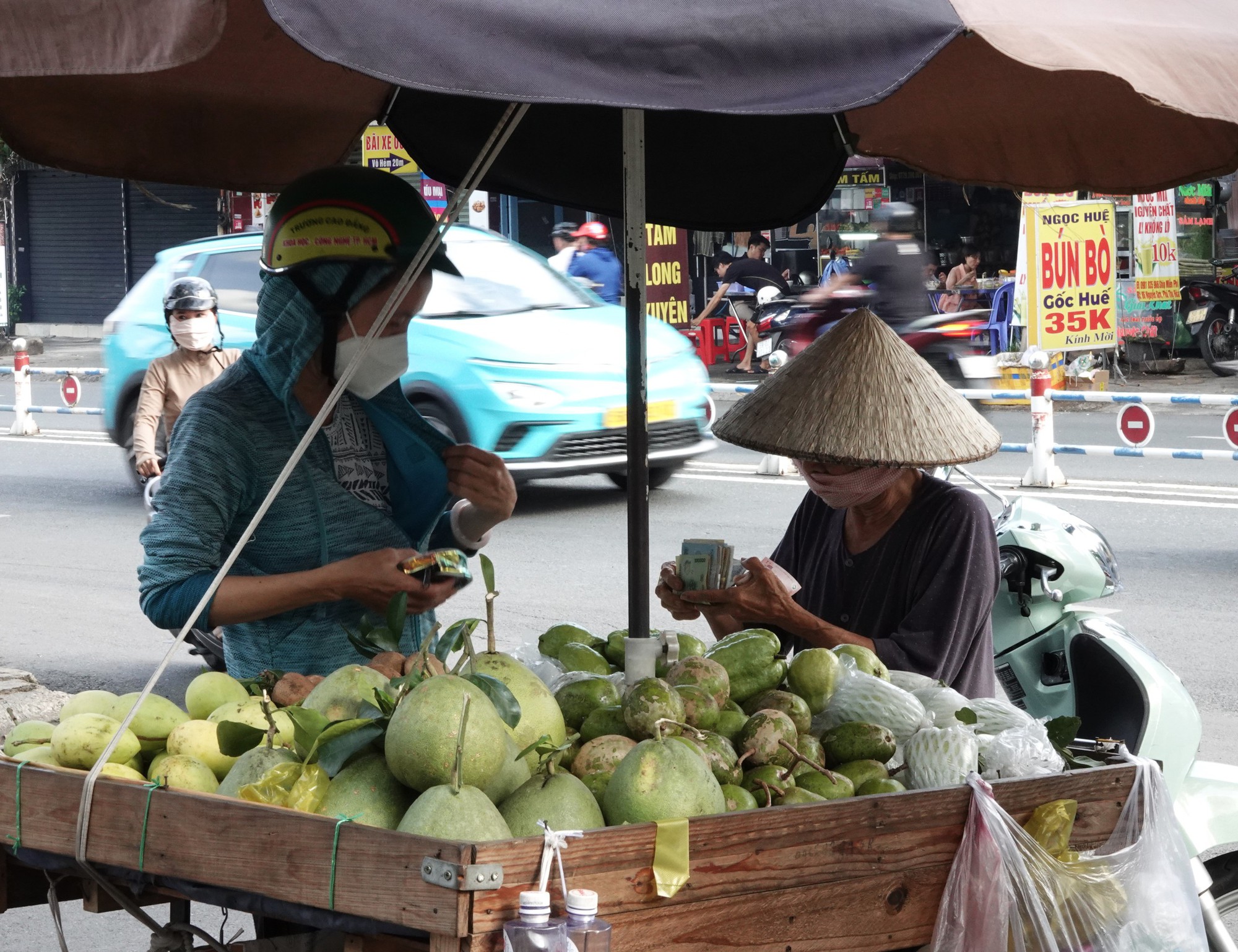 Chuyện một ngôi chùa miền Tây gửi trái cây cho cụ bà ở Sài Gòn bán mưu sinh: "Ngoại sống nhờ người dân trong thành phố này, người ta thương ngoại lắm"- Ảnh 6.