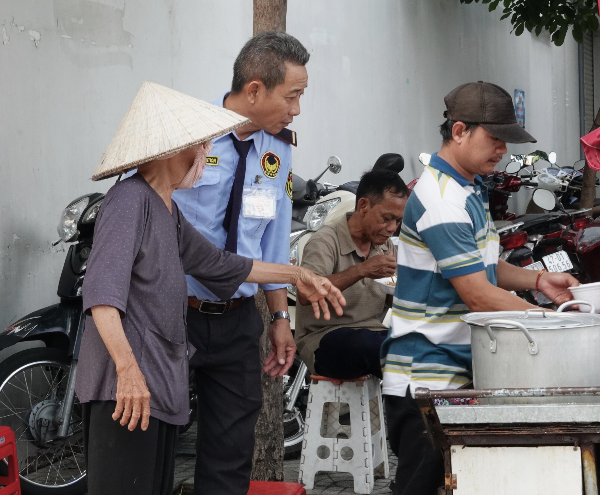 Chuyện một ngôi chùa miền Tây gửi trái cây cho cụ bà ở Sài Gòn bán mưu sinh: "Ngoại sống nhờ người dân trong thành phố này, người ta thương ngoại lắm"- Ảnh 9.