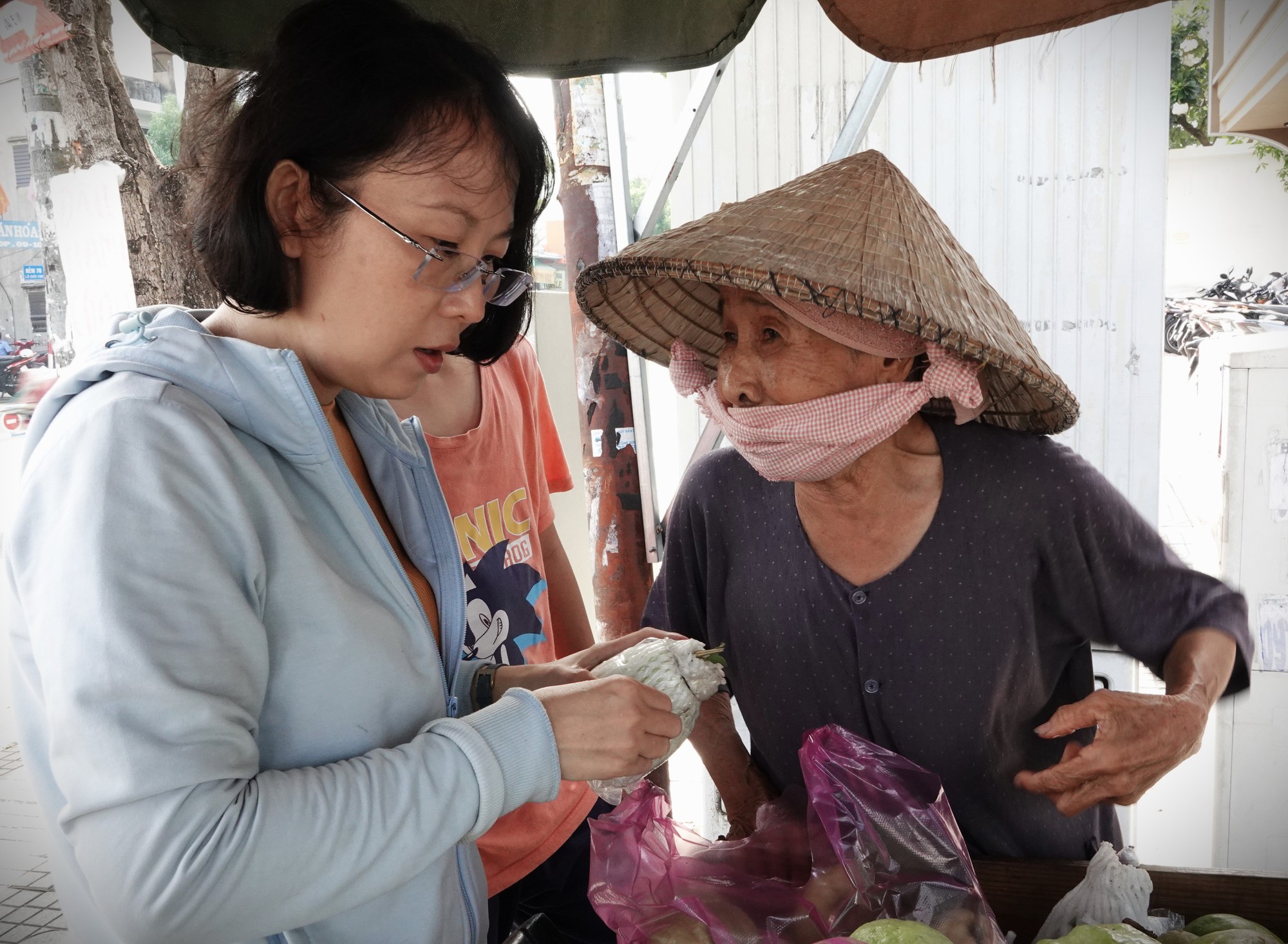 Chuyện một ngôi chùa miền Tây gửi trái cây cho cụ bà ở Sài Gòn bán mưu sinh: "Ngoại sống nhờ người dân trong thành phố này, người ta thương ngoại lắm"- Ảnh 8.