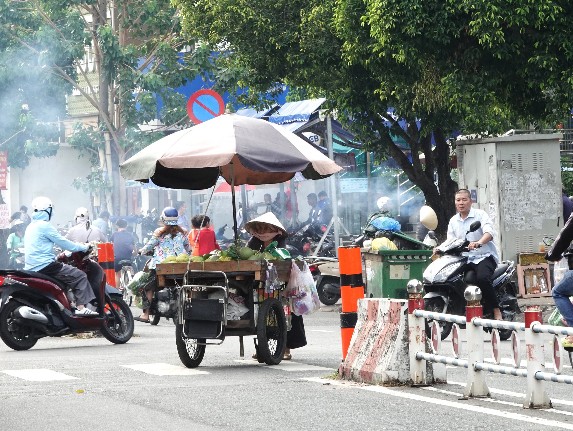 Chuyện một ngôi chùa miền Tây gửi trái cây cho cụ bà ở Sài Gòn bán mưu sinh: "Ngoại sống nhờ người dân trong thành phố này, người ta thương ngoại lắm"- Ảnh 7.