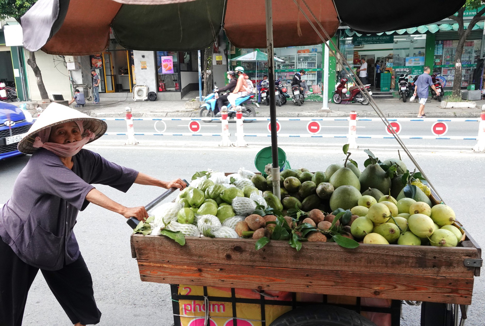 Chuyện một ngôi chùa miền Tây gửi trái cây cho cụ bà ở Sài Gòn bán mưu sinh: "Ngoại sống nhờ người dân trong thành phố này, người ta thương ngoại lắm"- Ảnh 2.