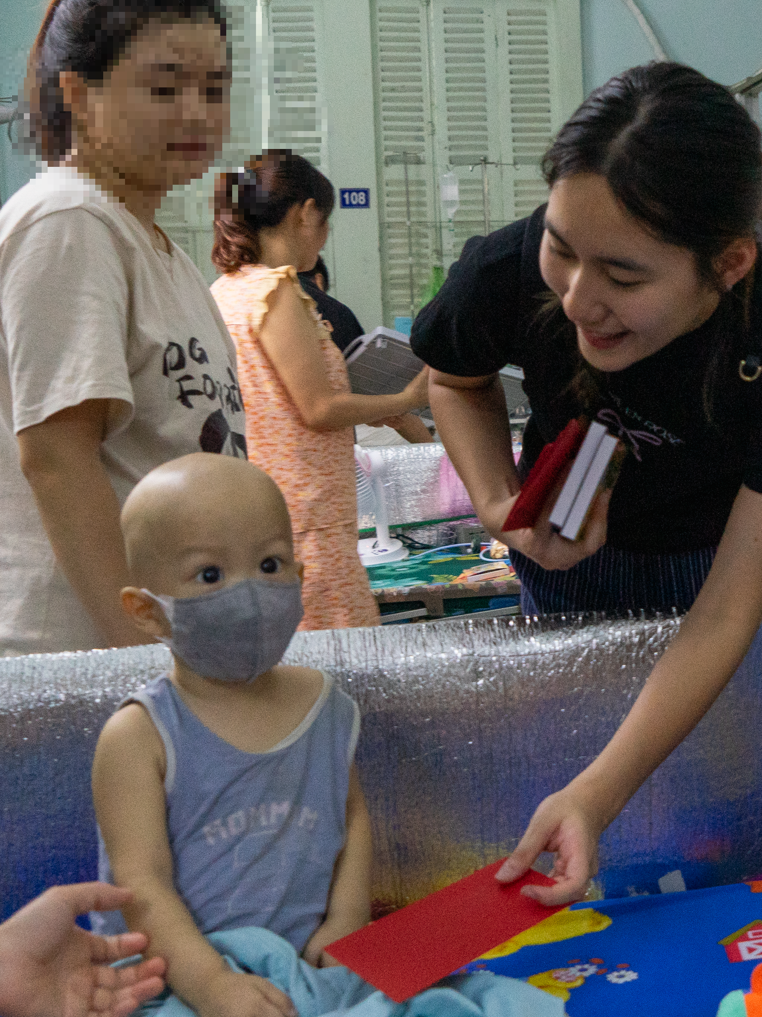 Ca sĩ Thu Phượng cùng ê kíp "Ngàn điều ước" tặng quà cho bệnh nhi ung thư
- Ảnh 3.